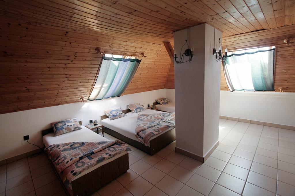Voeroesko Apartmanhaz Révfülöp 部屋 写真