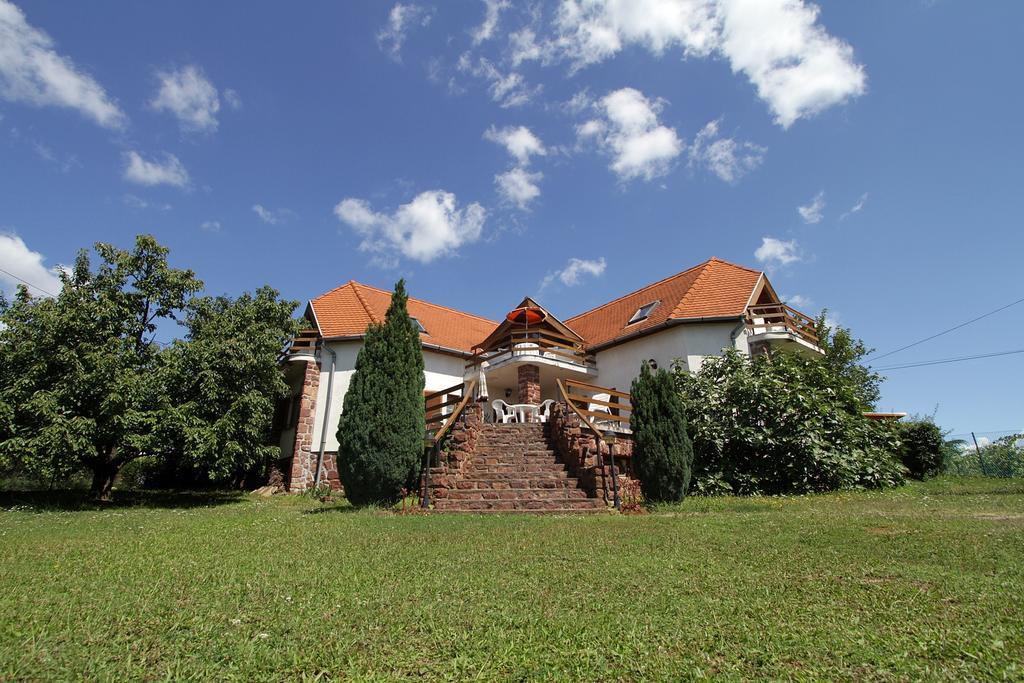 Voeroesko Apartmanhaz Révfülöp エクステリア 写真